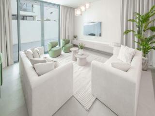 Beachfront 4BR and Maid's Villa with Garden Sleeps 10 - 6