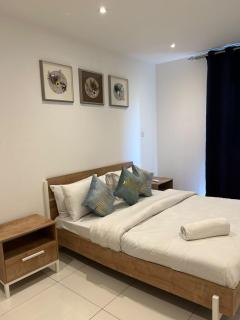 SkylineSquare studio Apartments at Loxwood House - 5