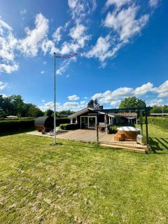 Cottage 'Hyggja' with sauna and wood-fired hot tub near beach - 1