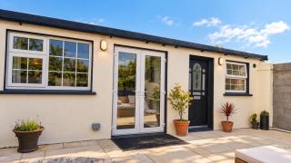 Cosy 2BR Wicklow Cabin Wiz Patio & Central Location - 9