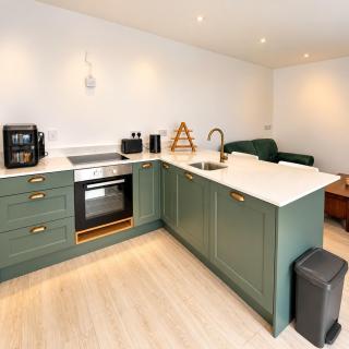 Cosy 2BR Wicklow Cabin Wiz Patio & Central Location - 7