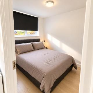 Cosy 2BR Wicklow Cabin Wiz Patio & Central Location - 6