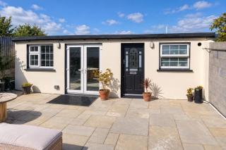Cosy 2BR Wicklow Cabin Wiz Patio & Central Location - 2