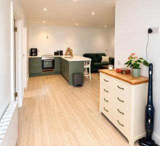 Cosy 2BR Wicklow Cabin Wiz Patio & Central Location - 5
