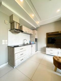 Stayora Elegant Modern Apartment - 4