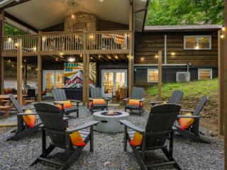 Asheville Private Retreat Game Room Hot Tub - 0