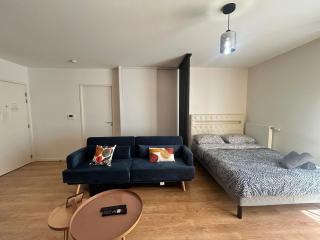 Studio Spacieux 4 Personnes avec Terrasse privée & Bureau - Gare à 4min, Paris en 30min - 1