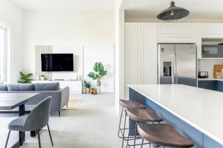 Stylish Apartment w/ Workspace, Pool & Gym - 8