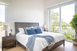 Stylish Apartment w/ Workspace, Pool & Gym - 7