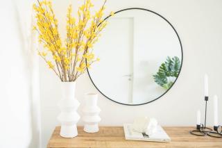 Stylish Apartment w/ Workspace, Pool & Gym - 5