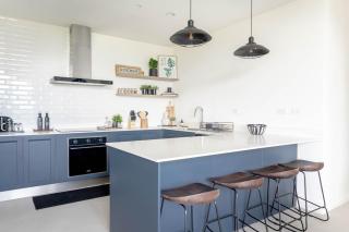 Stylish Apartment w/ Workspace, Pool & Gym - 3