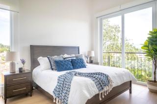 Stylish Apartment w/ Workspace, Pool & Gym - 2