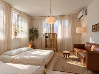 New JAJA Haenggung, SuwonㅣNext to Hwaseong Fortress ㅣ 165 sqm Large SpaceㅣCozy Korean VibeㅣComfortable & Well-keptㅣUp to 16 guestsㅣ2 Free Parkingㅣ2 Bathrooms ㅣ Loved by many guests - 9