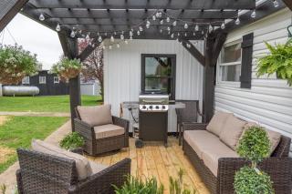 Charming Farmhouse Near Amish Country - 9