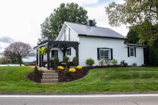 Charming Farmhouse Near Amish Country - 6