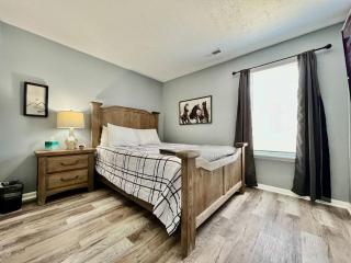 160 Overbrook 3 bedroom home with privately fenced yard and hot tub - 1