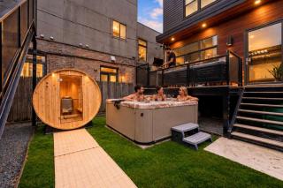 Stunning 5BR Home in Heart of Chicago with 2 Rooftops - 9