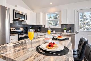 Luminous Waterfront Cottage Ski+Hottub+Fireplace+Fondue+Foosball near Tremblant - 2