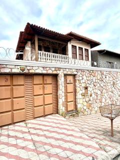 CASA PARA 12 PESSOAS - 8 QUARTOS - 4 SUÍTES - 5 VAGAS DE GARAGEM - IDEAL PARA FUNCIONÁRIOS DE EMPRESAs - 0