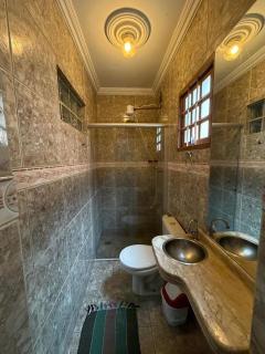 CASA PARA 12 PESSOAS - 8 QUARTOS - 4 SUÍTES - 5 VAGAS DE GARAGEM - IDEAL PARA FUNCIONÁRIOS DE EMPRESAs - 3