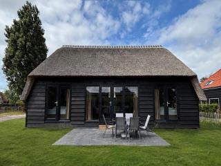 Charming 2-Bedroom Garden Retreat - 0