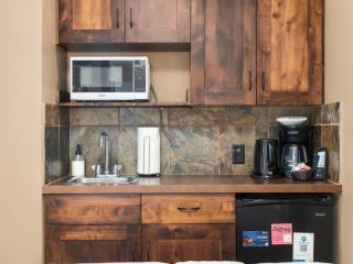 Relaxing MTN Studio for 2 Hot Tub and Ski Access - 9
