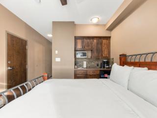 Relaxing MTN Studio for 2 Hot Tub and Ski Access - 5