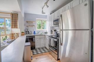 Tranquil 2BR downtown condo, Parking, King bed - Seattle - 9