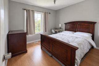 Private Queen Bedroom with Mini Fridge, Workspace & Dresser in Brampton Shared Home - 3 Baths, Full Kitchen, WiFi, Laundry & Deck - Near GO Station, Ideal for Work & Study! - Brampton - 0