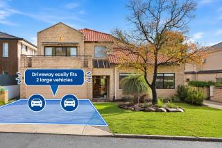 Elegant Riverfront 5BR Family Retreat with Pool - Perth - 3