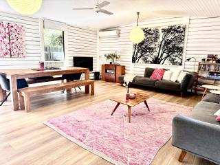 Lorne Groovy Log House, Pet Friendly, Coastal Retreat, FREE WIFI wine & chocolates kangaroos in the evening - 9