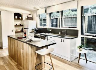 Lorne Groovy Log House, Pet Friendly, Coastal Retreat, FREE WIFI wine & chocolates kangaroos in the evening - 7