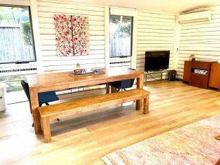Lorne Groovy Log House, Pet Friendly, Coastal Retreat, FREE WIFI wine & chocolates kangaroos in the evening - 5