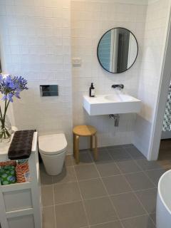 Lorne Groovy Log House, Pet Friendly, Coastal Retreat, FREE WIFI wine & chocolates kangaroos in the evening - 3