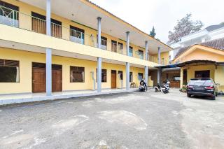 RedDoorz near Gunung mas Puncak - 1