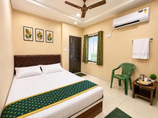 LUXURY Hotel AP Near Mahakal Temple and Railway Station- Sophisticated Stays, Memorable Moments, Ujjain - 4