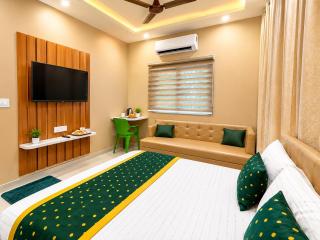LUXURY Hotel AP Near Mahakal Temple and Railway Station- Sophisticated Stays, Memorable Moments, Ujjain - 1