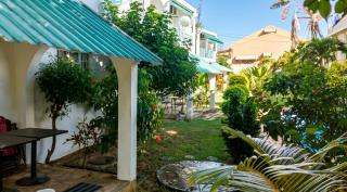 Spacious House in Flic en Flac with Shared Pool - 9