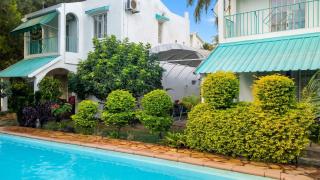 Spacious House in Flic en Flac with Shared Pool - 8