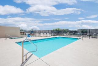 Days Inn & Suites by Wyndham Hutchinson - 8