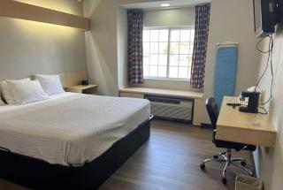 Days Inn & Suites by Wyndham Hutchinson - 6