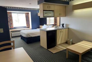 Days Inn & Suites by Wyndham Hutchinson - 4