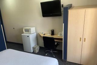 Days Inn & Suites by Wyndham Hutchinson - 3