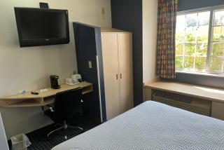 Days Inn & Suites by Wyndham Hutchinson - 2