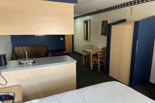 Days Inn & Suites by Wyndham Hutchinson - 1
