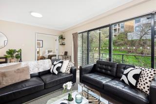 Designer 2BR Near CBD Large Balcony & Views - 3