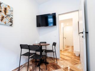 Well-Located 1BR & LR for Long-Stay Friendly - 8