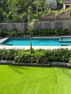 Luxury one bed apartment overlooking the pool - 1