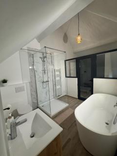 EQurie Guestrooms - 7