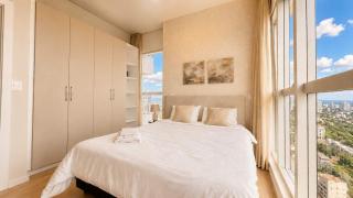 2BDR Luxurious Getaway at Tallest Building - 6
